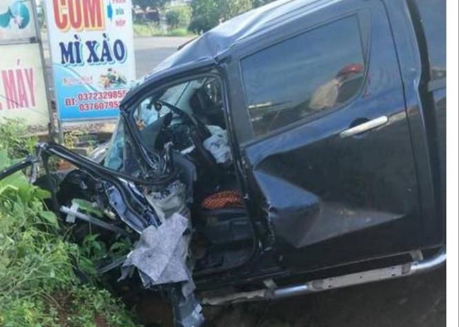 Ô tô bán tải bị tông "bay" vào rãnh mương bên đường