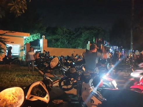 Người nhà bao vây trước cổng công ty yêu cầu làm rõ cái chết của anh Tây.