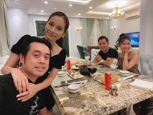 Vợ chồng nhạc sĩ Dương Khắc Linh ghé thăm căn biệt thự mới của nam ca sĩ Đăng Khôi.