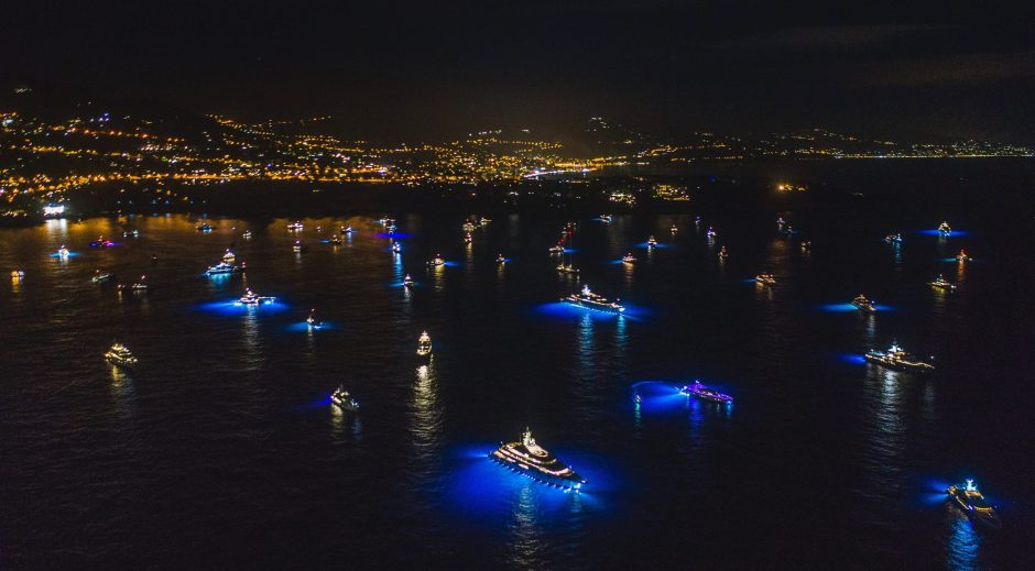 Hàng chục&nbsp;siêu du thuyền&nbsp;neo ở cảng Monaco thắp sáng rực cả một khu vực.