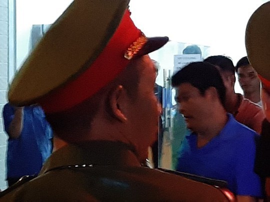 Ông Lương lúc bị dẫn giải về Công ty Phú Gia Lương để thực hiện lệnh khám xét