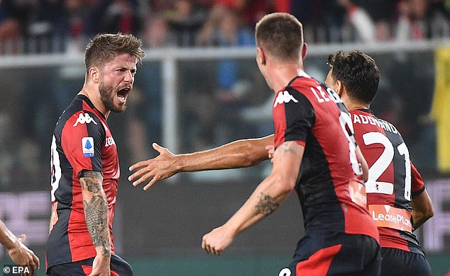 Lasse Schone ghi bàn may mắn cho Genoa sau sai lầm ngớ ngẩn của thủ thành Pepe Reina bên phía Milan
