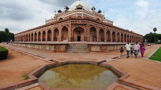 Lăng mộ của Humayun, New Delhi: Trở thành Di sản Thế giới vào năm 1993, lăng mộ là nơi an nghỉ cuối cùng của Hoàng đế Mughal thế kỷ 16. Ngôi mộ này đã truyền cảm hứng cho việc xây dựng các lăng mộ lớn khác bao gồm cả Taj Mahal.
