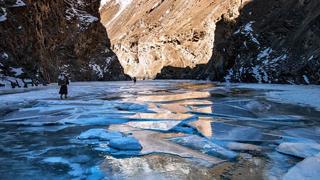 Chadar Trek, Ladakh: Được mệnh danh là con đường đi bộ hoang dã nhất thế giới, Chadar Trek là tuyến đường được hình thành bởi dòng sông Zanskar đóng băng, nối liền ngôi làng Zanskar bị cô lập với thành phố thủ phủ của vùng Ladakh, Ladakh trong mùa đông.
