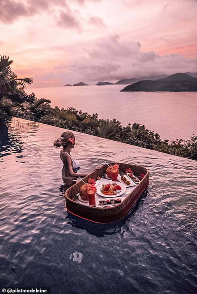 Cô tạo dáng bên một khay đồ ăn, khung hình tuyệt đẹp này ở Seychelles.


