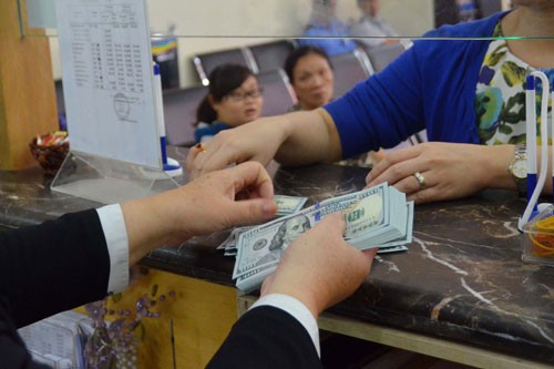 Tỉ giá trung tâm tăng khoảng 1,44%, trong khi giá USD ở các ngân hàng gần như ổn định so với hồi đầu năm. Ảnh: Tấn Thạnh