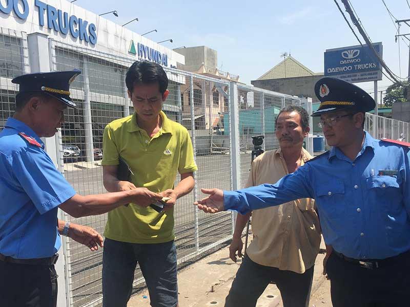 CSGT, thanh tra giao thông khó phát hiện người lái sử dụng bằng giả trên đường. Ảnh: LƯU ĐỨC