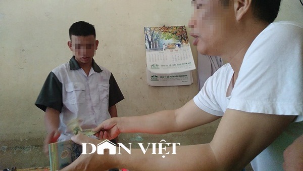 Cậu thanh niên này ở TP Hòa Bình phải móc ra những tờ tiền cuối cùng đưa cho chủ bàn