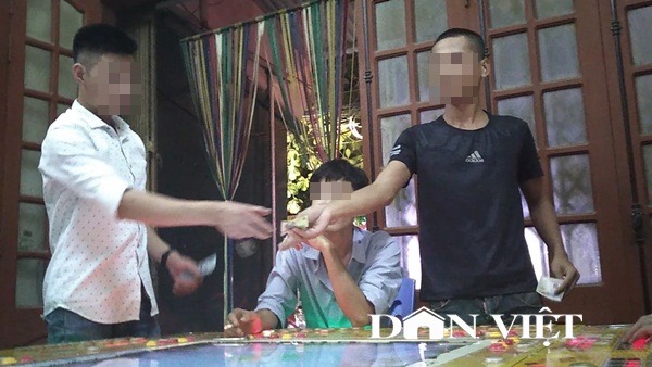 Các tay chơi quây quanh bàn điện tử, đổi tiền thật lấy điểm ảo để sát phạt