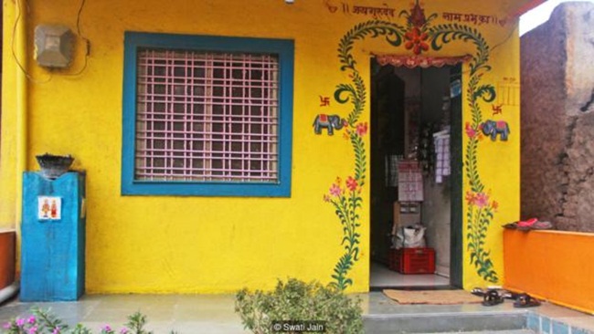 Các nhà lãnh đạo địa phương đã gặp các ngân hàng nhà nước và tư nhân về việc mở chi nhánh ở làng  Shani Shinganapur. Tuy nhiên, các ngân hàng từ chối việc không khóa cửa như truyền thống ở làng này. Sau đó, ngân hàng UCO Bank đã đồng ý.