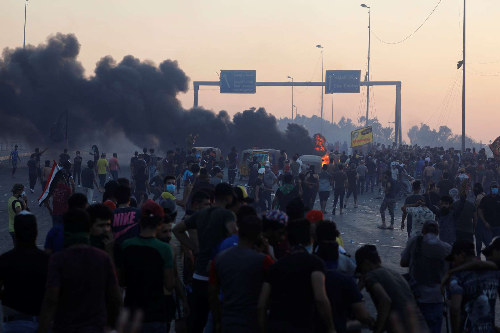 Biểu tình bùng phát trở lại ở thủ đô Baghdad sau khi chính phủ gỡ lệnh giới nghiêm (Ảnh: Reuters)