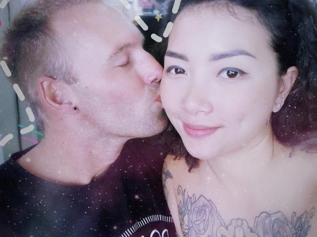 Bạn trẻ - Cuộc sống - Bầu 3 tháng mới được cầu hôn, 8X dụ chồng Tây bỏ xứ về Việt Nam "nuôi cá, trồng rau"