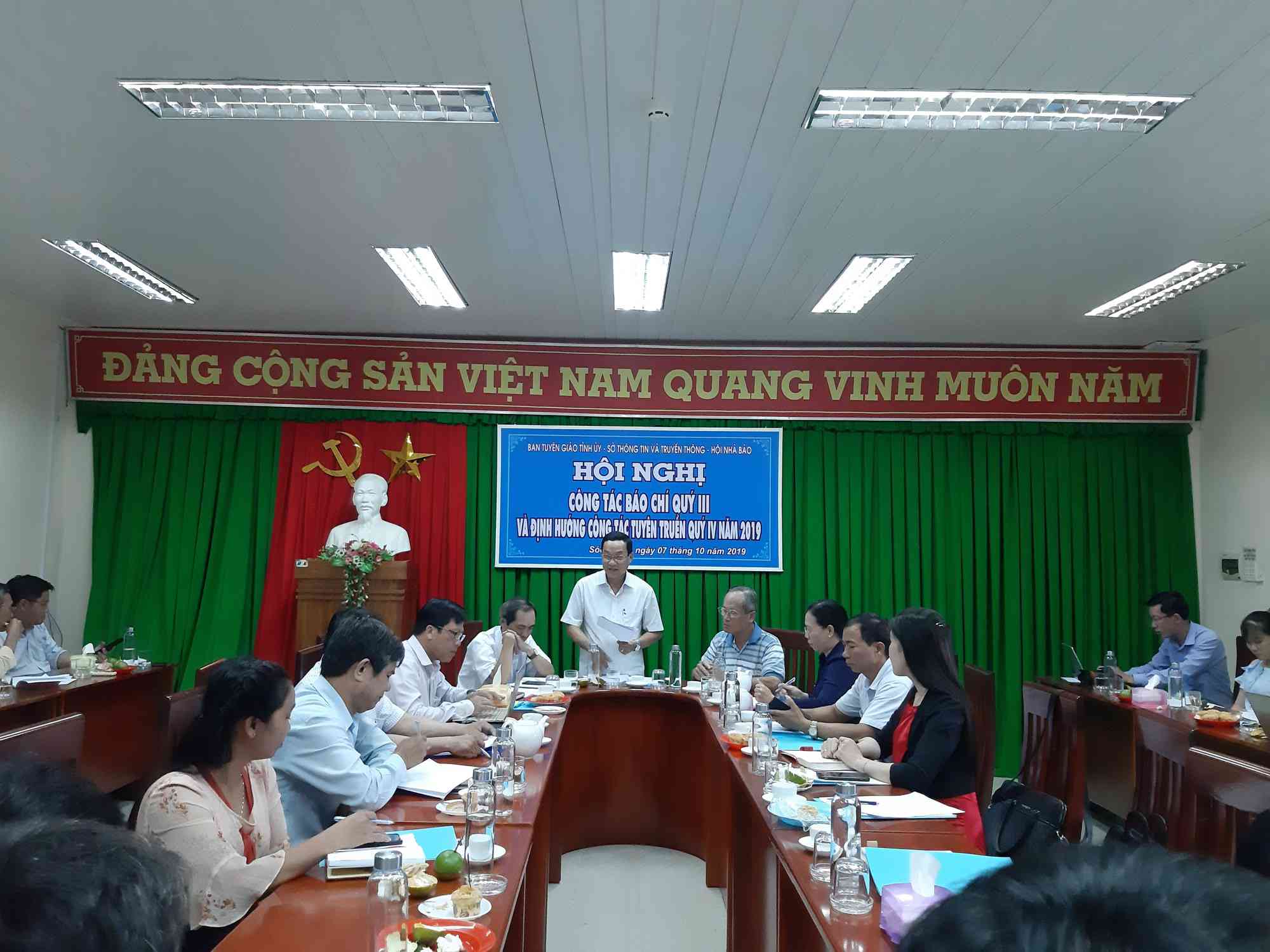 Ông Lý Ro Tha, Phó trưởng Ban Tuyên giáo Tỉnh ủy Sóc Trăng phát biểu tại hội nghị