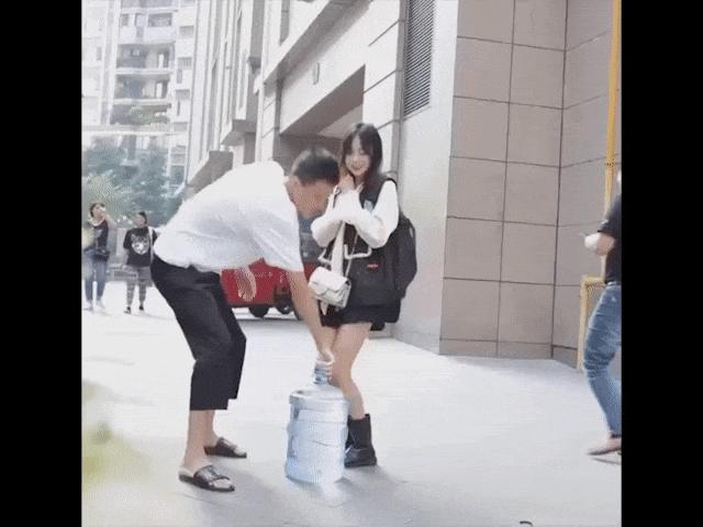Video Clip Cười - Tưởng "vớ" được chàng trai ga-lăng, nào ngờ đời không như mơ