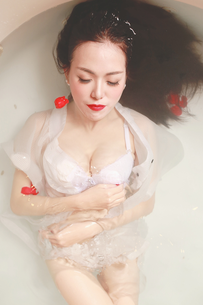 Cô cũng nhấn mạnh rằng: &#34;Tôi chỉ nói tiết chế hơn chứ không phải sẽ từ bỏ vì sự quyến rũ đã ăn vào máu rồi, bảo bỏ là không bỏ được&#34;.