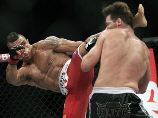 Mắt phải của Michael Bisping bị tổn thương nghiêm trọng từ cú đá của Vitor Belfort 