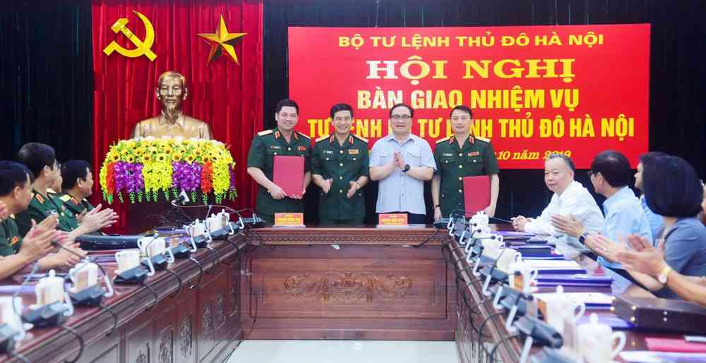 &nbsp;Bí thư Thành ủy Hà Nội Hoàng Trung Hải và Thượng tướng Phan Văn Giang chúc mừng Thiếu tướng Nguyễn Hồng Thái và Thiếu tướng Nguyễn Quốc Duyệt.