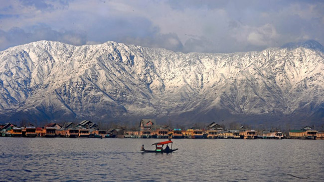 Hồ Dal, Srinagar: Được biết đến như là &#34;viên ngọc quý trên vương miện&#34; của Kashmir, Hồ Dal được bao quanh bởi những khu vườn xinh đẹp và những ngọn núi phủ đầy tuyết.
