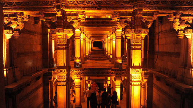 Adalaj Stepwell, Adalaj, Ahmedabad: Ví dụ điển hình của kiến trúc và thiết kế Hồi giáo Ấn Độ, Adalaj Stepwell là một bậc thang 5 tầng có niên đại từ năm 1499. Tất cả các bức tường đều được chạm khắc phức tạp với các hoa văn rất tinh tế.
