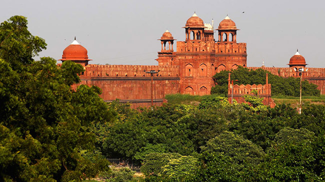 Pháo đài đỏ, New Delhi: Cũng là một di sản thế giới của UNESCO, Pháo đài đỏ của New Delhi từng là nơi ở của các hoàng đế triều đại Mughal trong gần 200 năm.
