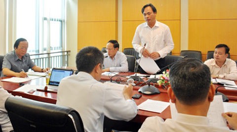 Ông Lương Duy Hanh (người đứng phát biểu) tại một cuộc họp ở Bộ Tài nguyên và Môi trường do Thứ trưởng Võ Tuấn Nhân chủ trì.