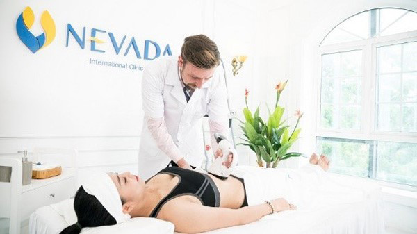 MC Thùy Linh thoải mái thư dãn sử dụng dịch vụ giảm béo Max Burn Lipo