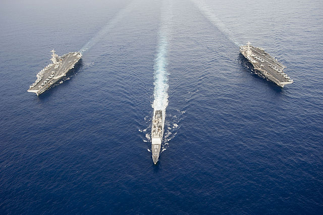 Tàu sân bay USS Ronald Reagan (trái) và tàu tấn công đổ bộ USS Boxer diễn tập. Ảnh: navy.mil
