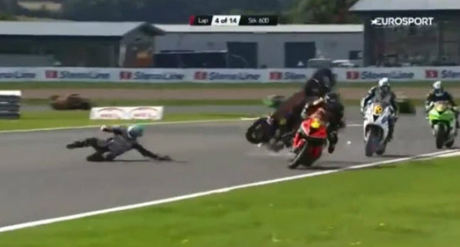 Tay đua mất lái bị văng ra khỏi xe