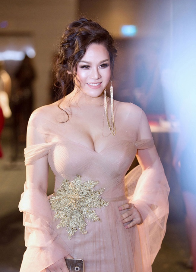 Nhật Kim Anh cũng khoe hình thể phồn thực, đầy đặn trong bộ váy dạ hội màu nude.