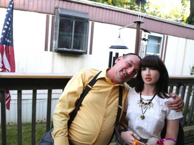 Thế giới - Mỹ: Người đàn ông chỉ sống với búp bê tình dục vì “không bao giờ bị phản bội”