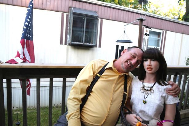 John đã sống cùng búp bê tình dục được 10 năm.