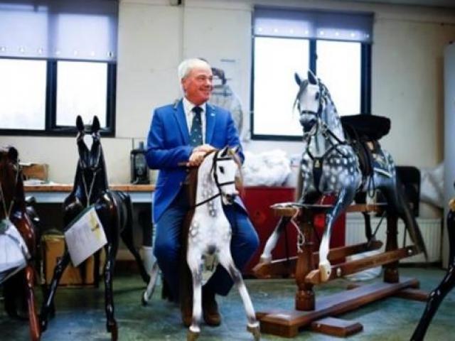 Thị trường - Tiêu dùng - Ghé thăm xưởng chuyên làm ngựa gỗ bập bênh cho giới hoàng tộc thế giới