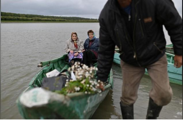 Người làng Sibilyakovo qua lại sông IrtyshẢnh: Reuters