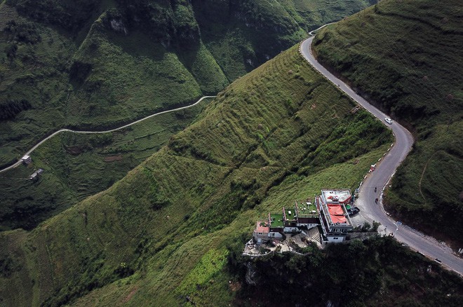 Công trình Panorama xây dựng trên đèo Mã Pí Lèng. Ảnh NLĐ.