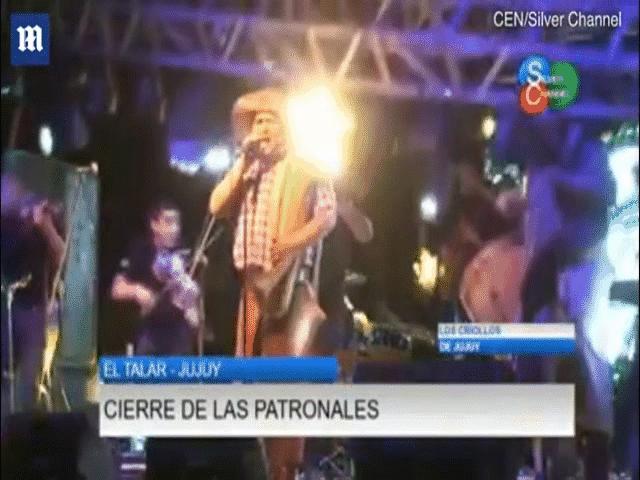 Phi thường - kỳ quặc - Ca sĩ bị khung sắt khổng lồ đổ trúng người và diễn biến khó tin sau đó