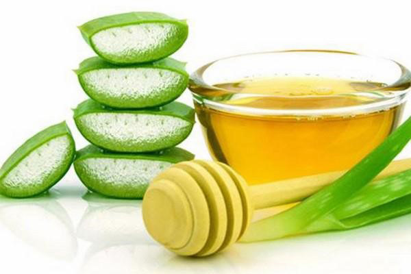 Đắp mặt nạ nha đam - mật ong giúp da trắng mịn, căng tràn sức sống