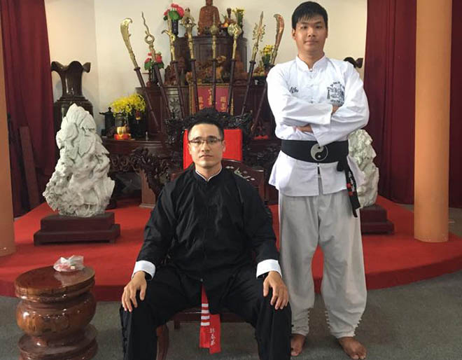 Võ sư Nam Anh Kiệt (áo đen)