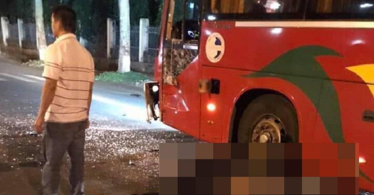 Tin tức trong ngày - 2 công an nghĩa vụ thương vong sau va chạm với xe khách