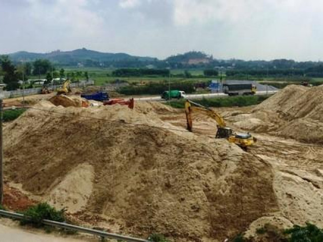 Tin tức trong ngày - Xôn xao "núi" cát khủng do vợ Chánh văn phòng UBND tỉnh Quảng Ngãi làm chủ