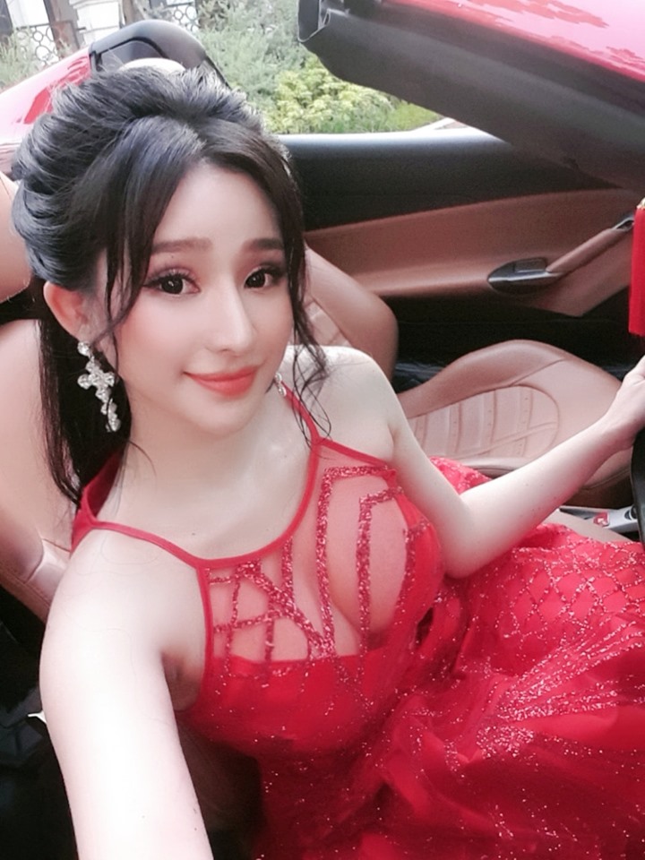 Hot girl nóng bỏng Quang Lê ôm hôn công khai giữa chốn đông người là ai? - 7