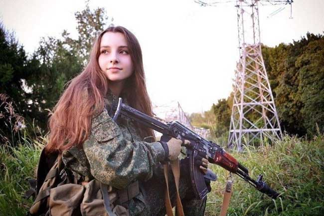 Với mái tóc buông dài, diện quân phục khi ngắm bắn, cô gái Nga cũng không "giấu" được vẻ đẹp thuần khiết.