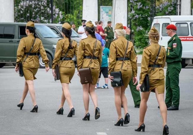 Dù nhìn từ đằng trước hay đằng sau, quân phục của các nữ quân nhân Nga cũng vô cùng vừa vặn, tôn dáng.