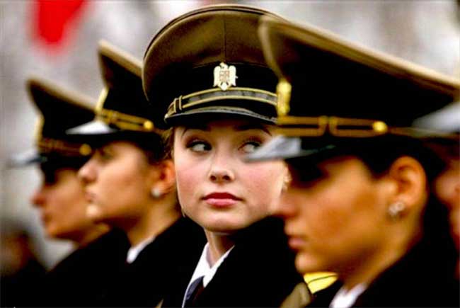 Vẻ duyên dáng của các nữ quân nhân Nga ứng với tiêu chuẩn đẹp của nhiều kinh đô sắc đẹp thế giới.