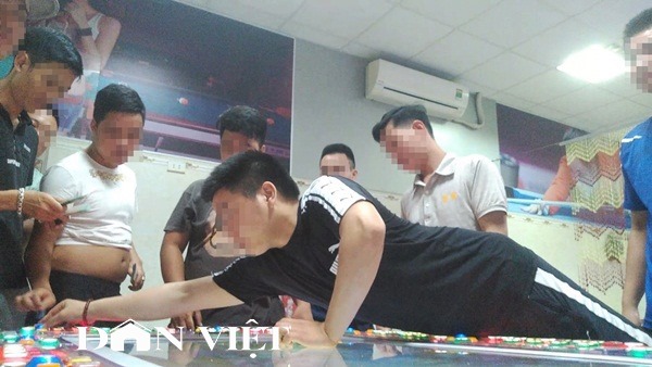 Chủ bàn vào điểm cho các tay chơi sau khi có người "ra lộc" 