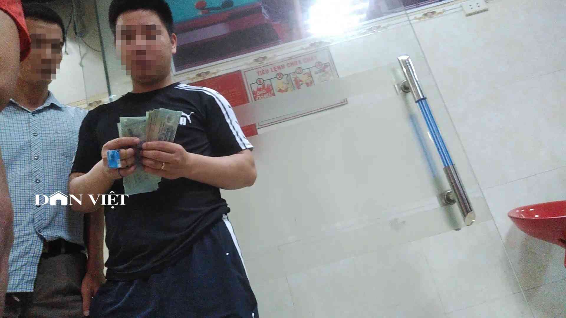 Xấp tiền trong tay chủ bàn sau khi có người đến "bơm" thêm cho tay chơi