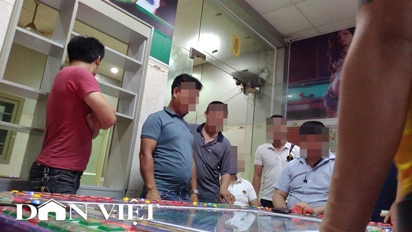 Trong căn phòng, dân chơi say sưa bấm nút "nuôi thú" đợi cầu về