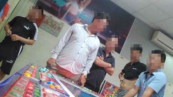 Người đàn ông áo trắng chỉ trong khoảng 10 phút đã "thua máy" vài chục triệu đồng