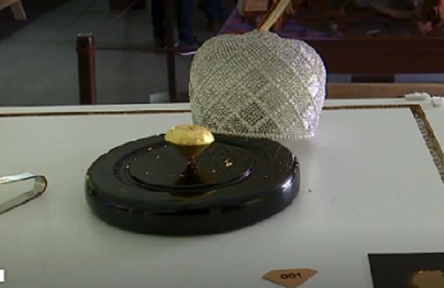 Miếng socola đắt giá nhất hành tinh luôn có hai người canh giữ - 2