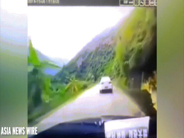 Phi thường - kỳ quặc - Video: Xe hơi đang di chuyển bị đá tảng từ trên núi rơi xuống đè nát