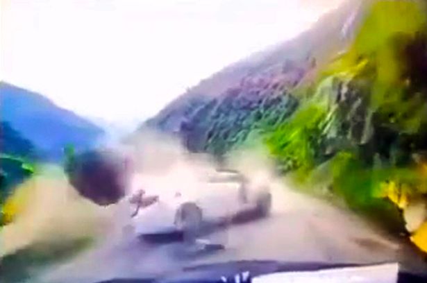 Khoảnh khắc chiếc xe bị tảng đá đè nát.